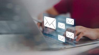 Kadın elleri klavyede dizüstü bilgisayar kullanıyor ve e-posta ikonu, e-posta pazarlama konsepti, e-posta ya da haber mektubu, online çalışan internet ağı ile ofis masasında sörf yapıyor..