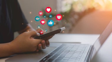 Tatilde yaşamak ve sosyal medyada oynamak. Sosyal medya ve dijital çevrimiçi kavramlar, sosyal medyada akıllı telefon kullanan bir adam.