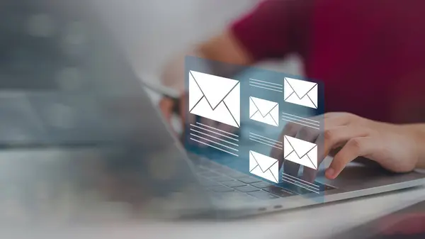Kadın elleri klavyede dizüstü bilgisayar kullanıyor ve e-posta ikonu, e-posta pazarlama konsepti, e-posta ya da haber mektubu, online çalışan internet ağı ile ofis masasında sörf yapıyor..