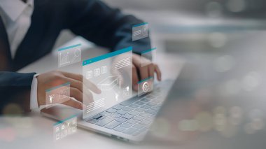 Çevrimiçi Öğrenme Kişisel Geliştirme Konsepti. Çevrimiçi Eğitim kavramı. İnternette kişisel gelişim için online eğitim ve e-öğrenim webinarları kullanan bir adam