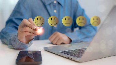 Müşteri değerlendirme geri bildirimi. Müşterinin Memnuniyet Anketleri İçin Pozitif Değerlendirme Yapan Adamlar. Beş yıldız veriyor. Hizmet derecesi, tatmin kavramı.