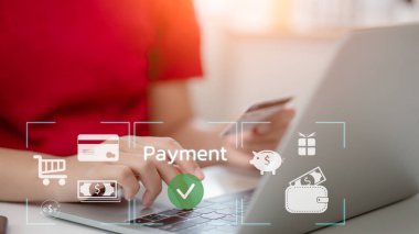 Birisi bir şeyi ödemek için dizüstü bilgisayar kullanıyor. Modern teknoloji kavramı ve dijital cihazlarla ödeme yapma kolaylığı. Sahne rahat ve rahat.