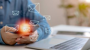 Bir erkek müşterilere tablet, iş bağlantıları ve iletişim, e-posta ikonları, e-posta pazarlama kavramları, e-posta veya haber bültenleri ve çevrimiçi çalışan internet ağlarına e-posta gönderir.