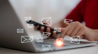 Sanal ekran arayüzü, sanal posta zarfı, spam e-posta, internet ve ağ konsepti üzerine kadın ve e-posta simgesi simgesi harfi. Haber bültenimize ulaşın ve kişisel e- postanızı koruyun..