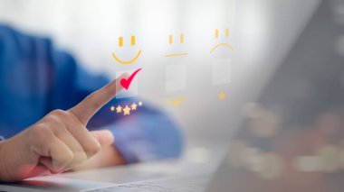 Müşteri hizmetleri ve Memnuniyet konsepti, iş adamları mutlu gülen yüz ikonunun sanal ekranına dokunarak hizmette tatmin oluyorlar. reyting çok etkileyici.