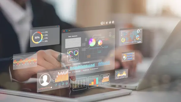 Bir analist veri iş analizi için bir bilgisayar ve panel ve KPI ile bir Veri Yönetim Sistemi ve teknoloji finansmanı, işlemler, satışlar, pazarlama için veri tabanına bağlı metrikler kullanır