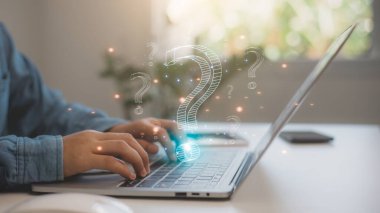 SSS konsepti, sorular sormak, cevapları internet üzerinden müşteri desteğinde bulmak. İş adamı internet üzerinden müşteri sorularını cevaplamak için dizüstü bilgisayar kullanır. Online servis hızlı cevaplar verir..