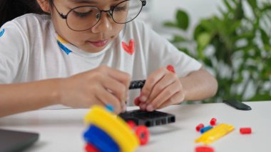 BTMM eğitim konsepti. Asyalı ev okulu kızları internetten ders alıyorlar ve BTMM oyuncakları yapmak için heyecanlılar. Çocukların kavramları için matematik mühendisliği bilgisayar kodu..