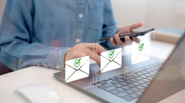 İş adamları müşterilere e-posta göndermek için bir dizüstü bilgisayar kullanır. İş bağlantıları ve iletişim, posta simgeleri, e-posta pazarlama kavramı. Satışları artırmak için e-posta ya da bülten ya da internet promosyonu gönderin.