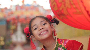 Geleneksel giyinmiş genç Çinli kız Çin 'in yeni yılını kutluyor.