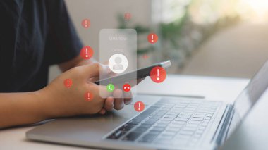 Bilinmeyen dümen alarmı. Arama bildirimi. Bilinmeyen numaralardan aranan akıllı telefonlar, spam, şaka arayanlar, sahte kimlikler, dolandırıcılar, hackerlar, çağrı merkezleri, suç, aramalar, dolandırıcılar..