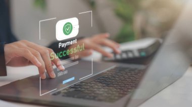 Güvenli Dijital İşlem İçin Dizüstü Bilgisayar Kullanan İşadamları, Yeşil Çek İşareti ve Finansal Teknoloji Çözümleri. Mobil Dijital Cüzdan Ödemesi Başarılı.