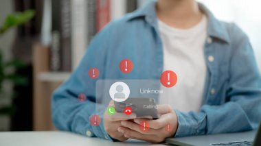 Kırmızı uyarı simgeleri olan bir akıllı telefondan istenmeyen aramalar geliyor. Konserve jambon, dolandırıcılık ve dolandırıcılık. Güvenlik teknolojisi.