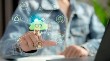 İnovasyon yeşil iş konsepti. Bir erkek raporunda CO2 emisyonlarının azaltılması, karbon ayak izi iklim değişikliğinin azaltılması ve küresel ısınmayı sınırlamak için Net Zero 'nun azaltılması sonucuna varılır. Sürdürülebilir geliştirme