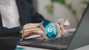 Sanal bir panel arayüzü aracılığıyla siber güvenlik verilerini ve analizlerini yöneten bir iş adamı