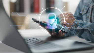 Dijital kilit simgesi, siber güvenlik ve güvenli mobil erişim kavramına sahip akıllı telefonu olan kişi