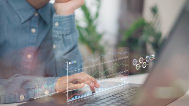 Sanal arayüz gösterge panelindeki finansal grafik ve pazarlama stratejisi verilerini analiz eden iş adamı