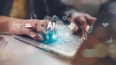 Parlak yapay zeka, otomasyon, makine öğrenmesi ve akıllı iş çözümlerini sembolize eden yapay zeka ve dijital teknoloji arayüzü ile dizüstü bilgisayarda yazı yazan ellerin yakın çekimi.