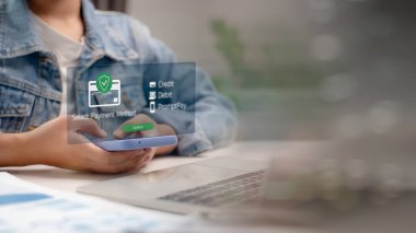 Akıllı telefon üzerinden dijital ödeme metodu seçen kullanıcı, kredi kartı, banka kartı ve PromptPay gibi mobil bankacılık seçeneklerini gösteriyor, güvenli nakitsiz işlemleri ve çevrimiçi finansmanı temsil ediyor.