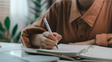 Not defterine kalemle yakın çekim el yazısı, planlama, günlük tutma, öğrenme ya da çalışma konsepti. Modern yaşam tarzında eğitim, üretkenlik ve kişisel gelişim temaları için ideal.