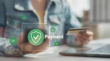 Akıllı telefon ve kredi kartı kullanarak online ödeme kavramını güvence altına alın. Güvenli alımlar ve veri gizliliği için dijital işlem koruması, fintech ve e-ticaret güvenliği.