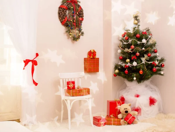 Neujahrsgeschenke Und Ein Weihnachtsbaum Zimmer Innendekoration Des Zimmers — Stockfoto
