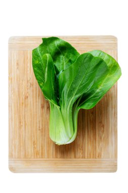 Tahta üzerinde taze Çin lahanası pak choi. Dikey üst görünüm