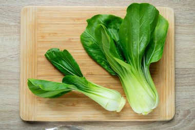 Tahta üzerinde taze Çin lahanası pak choi. Yatay üst görünüm