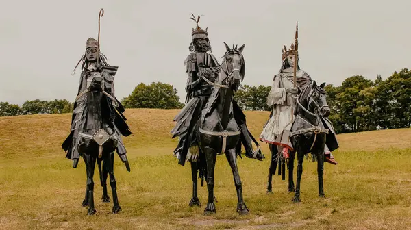 Metal Süvari, Yaz Çayırı 'nda Atların Kralı Heykelini Yapıyor