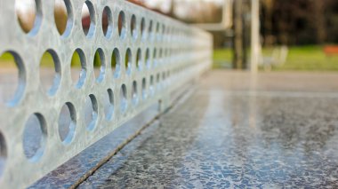 Şehir parkında Metal Ağlı Beton Masa Tenisi Masası