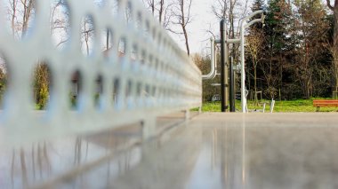 Şehir parkında Metal Ağlı Beton Masa Tenisi Masası