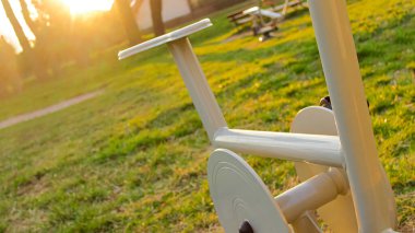 Şehir Parkı 'nda Beyaz Açık Hava Egzersiz Bisikleti