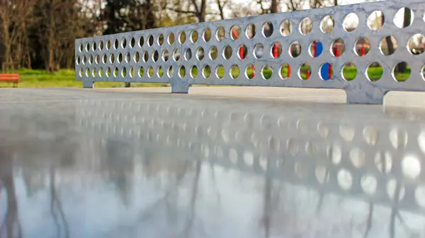 Şehir parkında Metal Ağlı Beton Masa Tenisi Masası