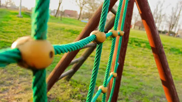 Şehir Parkı 'nda örülmüş halatlarla Tahta Oyun Adımları