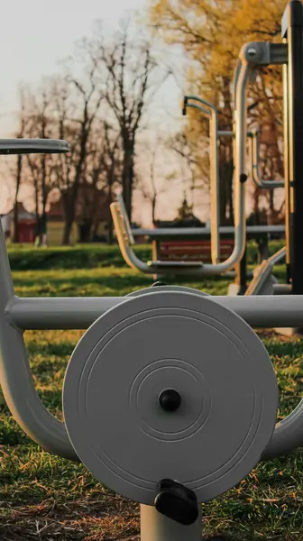 Şehir Parkı 'nda Beyaz Açık Hava Egzersiz Bisikleti