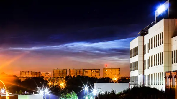 Alacakaranlık 'ta dramatik bir Gümüş Bulut Altında Aydınlatılmış Binalarla Gece Kenti