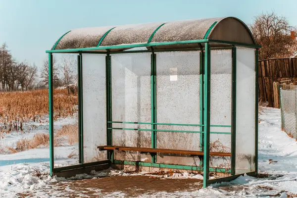 Yeşil Metal Otobüs Durağının Güneşli Günündeki Kış Sahnesi Bir Avrupa Kırsalında Karlı Kuşatmalarla