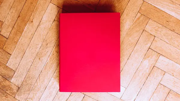 Kahverengi Döşeme Minimalist Çalışması ve Ofis Konsepti Üzerine Pembe Bir Dosyanın Üstten Aşağı Görünümü