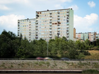 Polonya Komünist-Dönem Apartman Blokları Orman Gölü Şehir Manzarası Fotoğraflarına Bakıyor