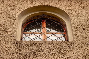 Dekoratif kafes ve desenli cepheli Ahşap Kale Penceresinin Yakın Çekimi