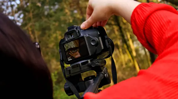Doğada Bir Kadın Eli Üzerinde Oturan Bir Kelebeğin Yakın Çekimini Çeken Kırmızı Bluzlu Fotoğrafçı