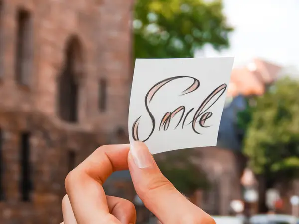 Parlak bir yaz gününde Bulanık Şehir manzarasına karşı Yazılı Sözcükle Bir Not Tutmak