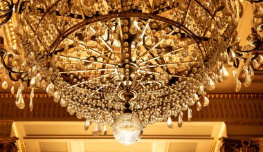 Zarif Villa 'daki Antik Kristal Chandelier' in Ilık Portakal Parıltısı