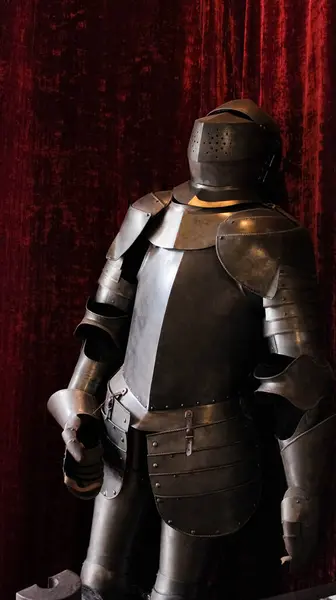 Kapalı Miğferli Ortaçağ Şövalyeleri Zırhı Kırmızı Perdeye Yaslanıyor