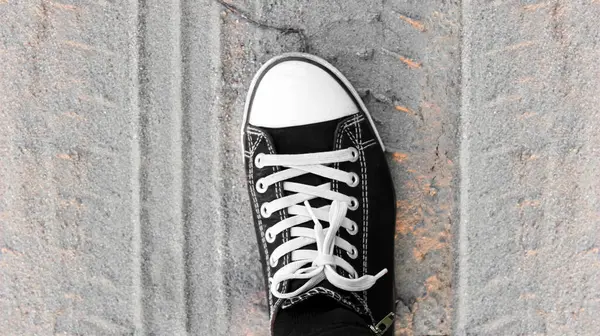 Siyah Sneaker, Traktör Lastik İzleri ile Sandy Field Road 'da.