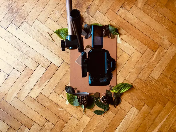 Yukarıdan Tahta Paneller ve Vintage Dekorasyonları Çeken Tripod Kamerası