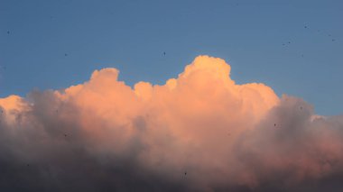 Renkli Günbatımı Gecesinde Gökyüzünde Parlayan Büyük Portakal Bulutu