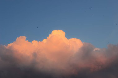 Renkli Günbatımı Gecesinde Gökyüzünde Parlayan Büyük Portakal Bulutu