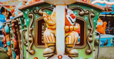 Lunapark Eğlence Fuarı Dekorasyonunda Renkli Palyaço Tren Turu