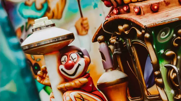 Karnaval Gezisi Renkli Lunapark Sanatında Tuhaf Palyaço Figürleri